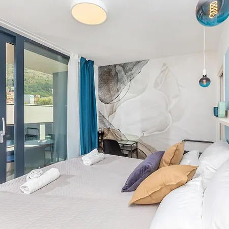 Sunny Lol Port In The Centre