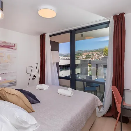 Sunny Lol Port In The Centre