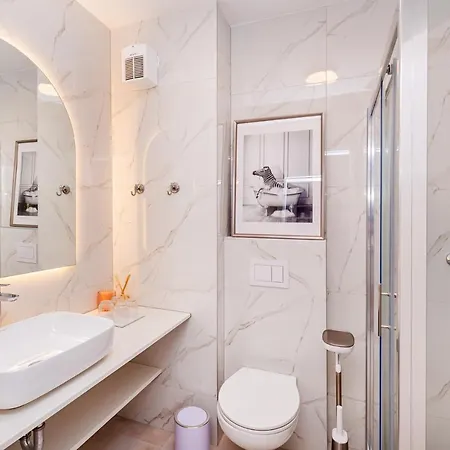 Sunny Lol Port In The Centre *