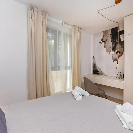 Sunny Lol Port In The Centre