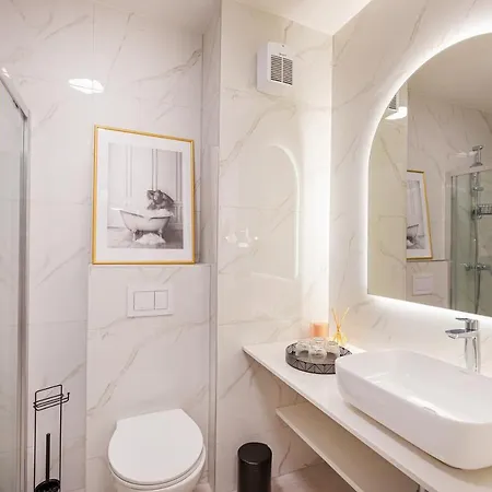 Sunny Lol Port In The Centre *