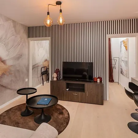 Sunny Lol Port In The Centre *