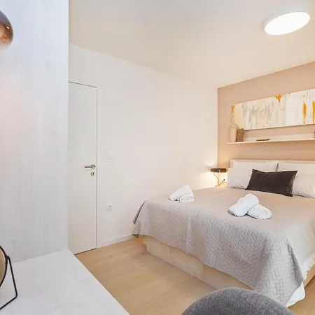 Sunny Lol Port In The Centre