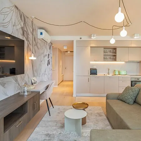 Sunny Lol Port In The Centre