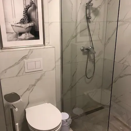 Sunny Lol Port In The Centre *