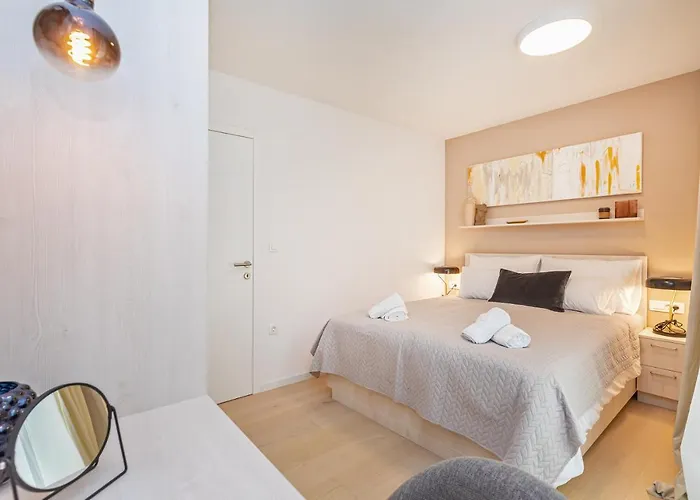 Sunny Lol Port In The Centre