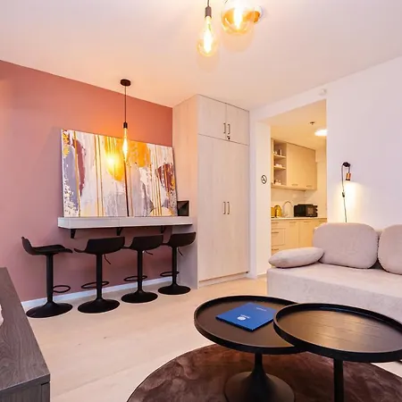 Sunny Lol Port In The Centre *