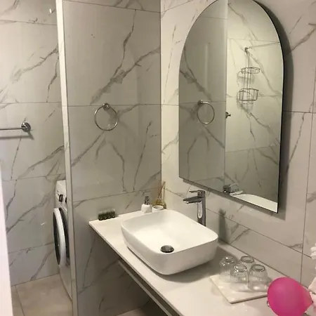 Sunny Lol Port In The Centre