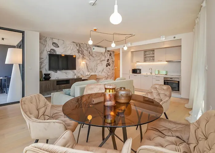 Sunny Lol Port In The Centre Daire *