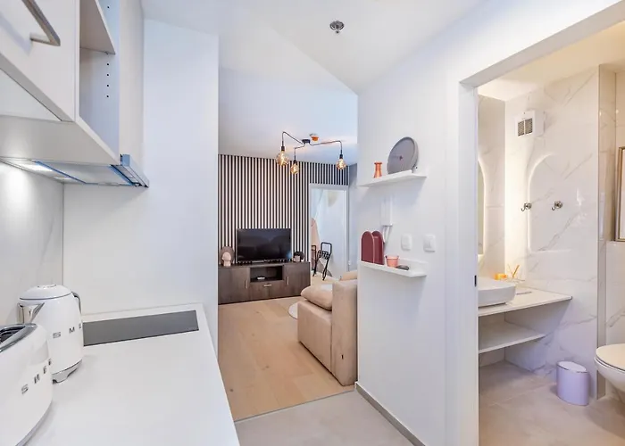 Sunny Lol Port In The Centre