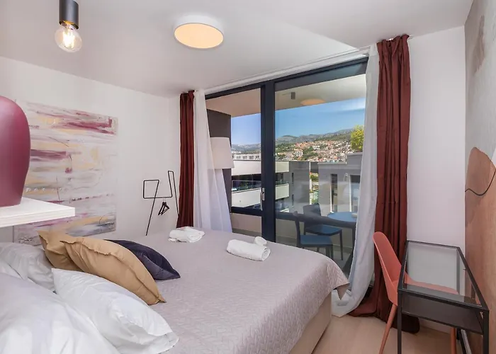 Sunny Lol Port In The Centre