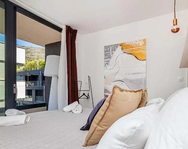 Sunny Lol Port In The Centre Daire