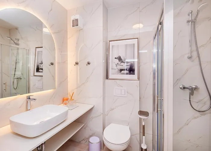 Sunny Lol Port In The Centre *