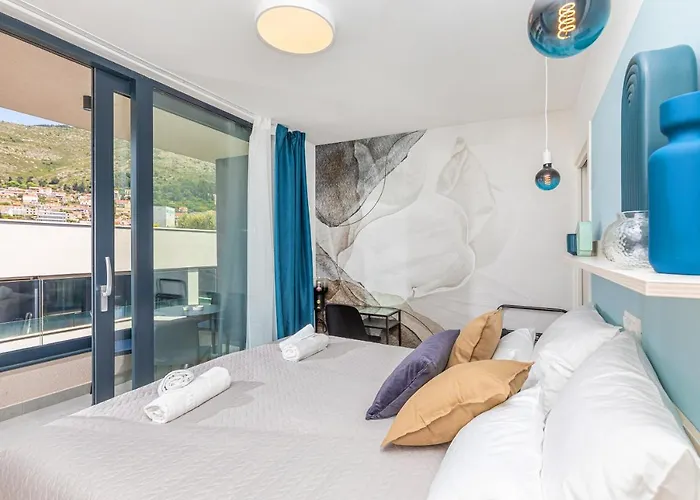 Sunny Lol Port In The Centre