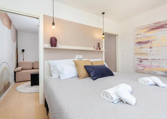 Sunny Lol Port In The Centre Daire