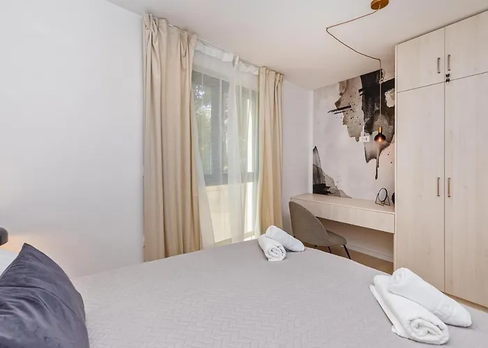 Sunny Lol Port In The Centre