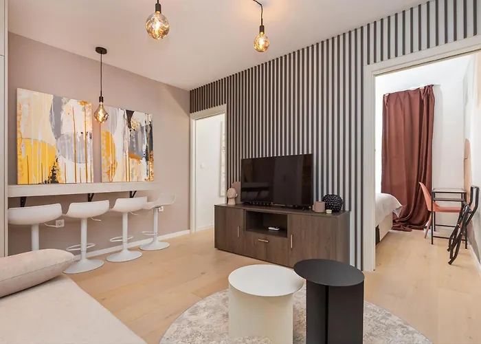 Sunny Lol Port In The Centre Daire *