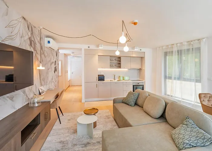 Sunny Lol Port In The Centre Daire *