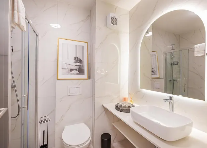 Sunny Lol Port In The Centre *