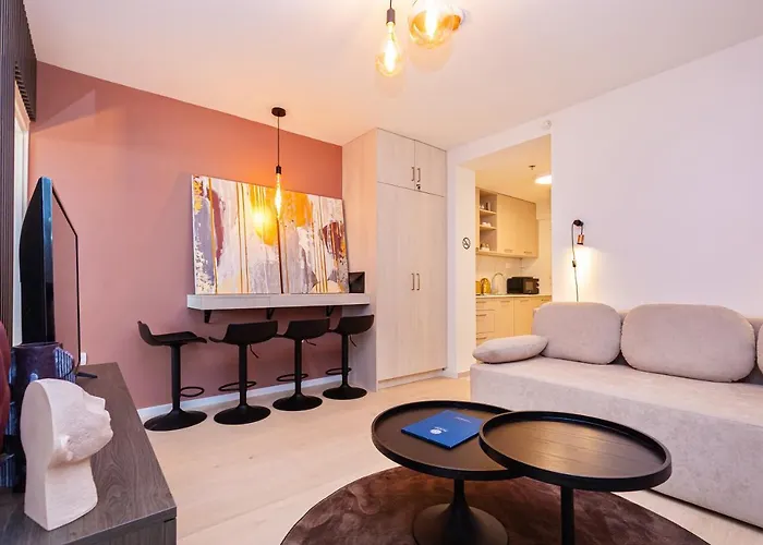 Sunny Lol Port In The Centre *