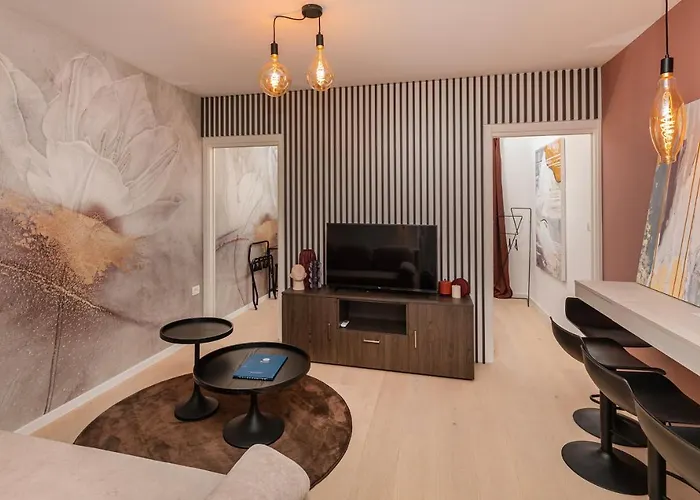 Sunny Lol Port In The Centre *