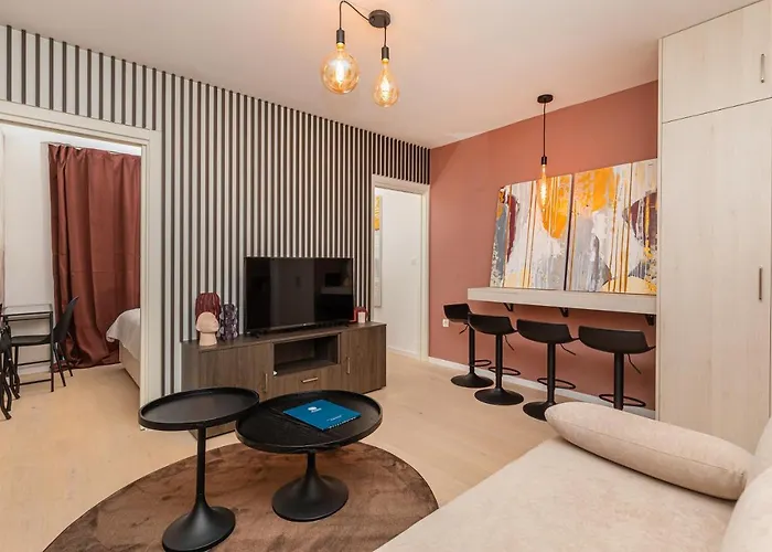 Sunny Lol Port In The Centre Daire *