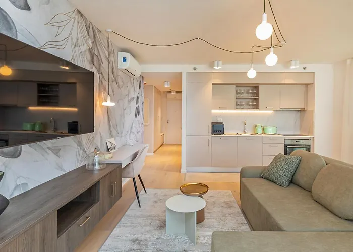 Sunny Lol Port In The Centre