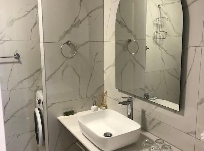 Sunny Lol Port In The Centre